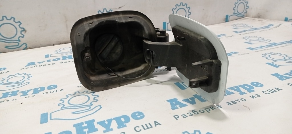 Лючок бензобака в сборе с корпусом Chevrolet Volt 16- белый (01) — фото 3