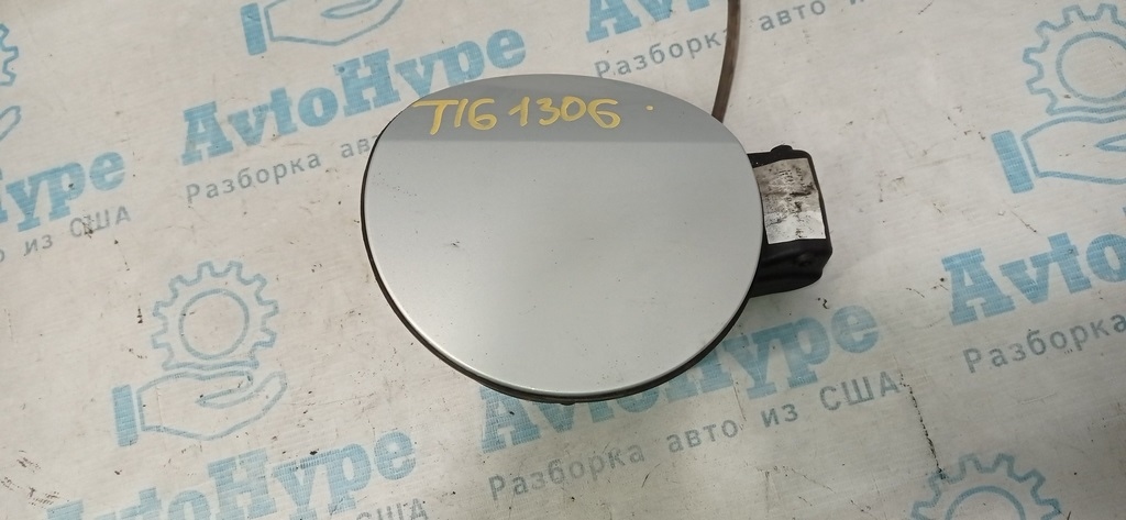 Лючок бензобака VW Tiguan 09-17 (06) серебро