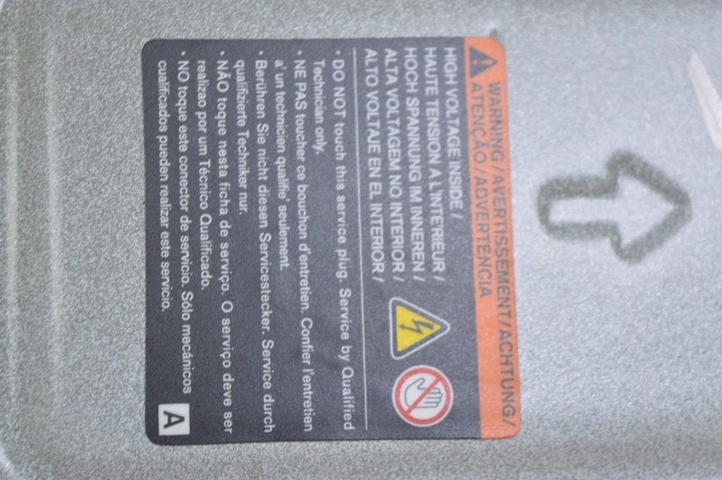 Лючок чеки батареи Nissan Leaf 18-22 на кузове — фото 3