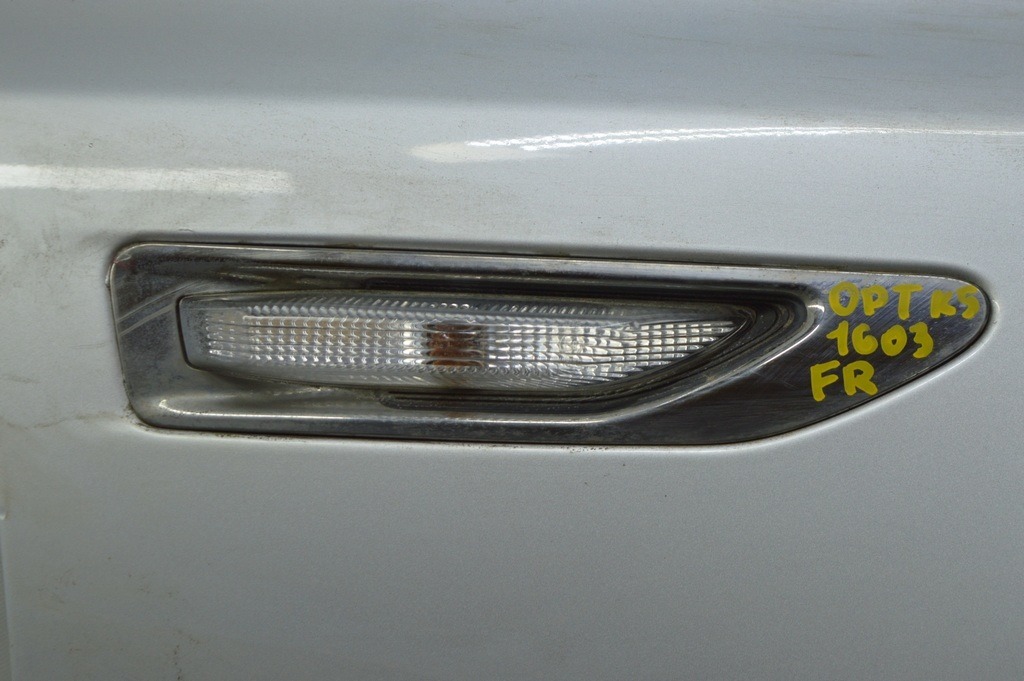 Молдинг крыла перед прав под лампочку Kia K5 16- KOREA