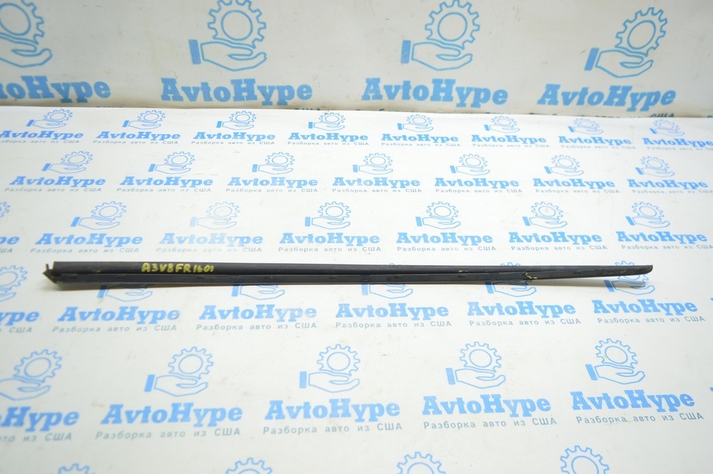 Молдинг лобового стекла правый Audi A3 8V 15-20 4d, 5d (01) деф.