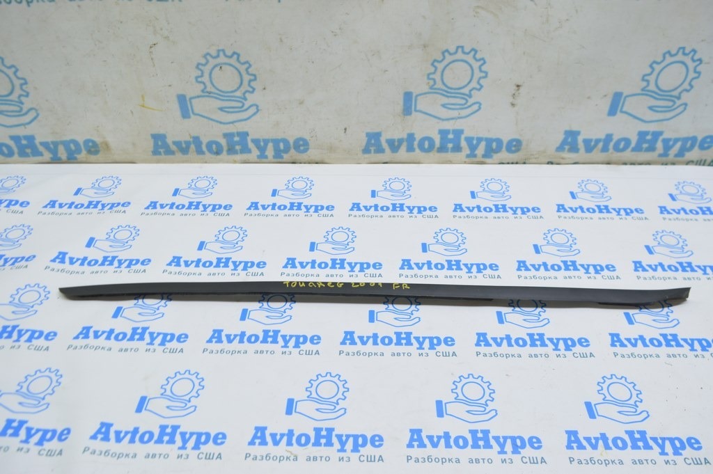 Молдинг лобового стекла правый VW Touareg 18-