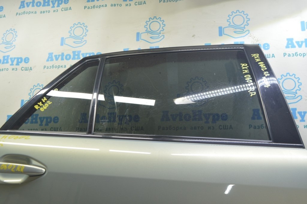 Молдинг центральный дверь-стекло задний правый Lexus RX300 RX330 RX350 RX400h 04-09