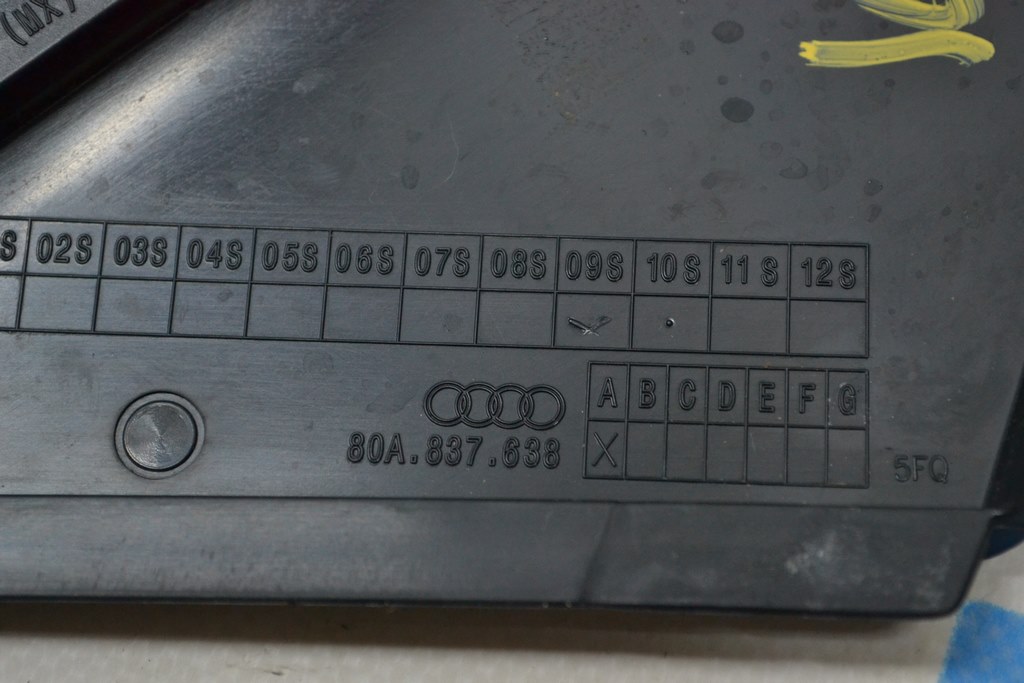 Молдинг уголок двери внешний передний правый Audi Q5 80A 18-24 черный глянец — фото 3