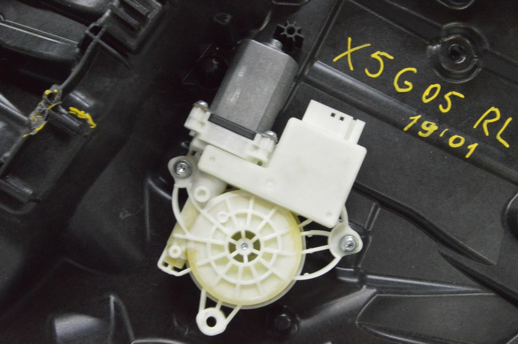 Мотор стеклоподъемника задний левый BMW X5 G05 19-23