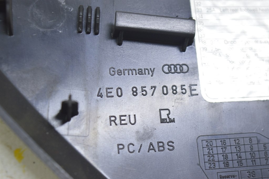 Накладка передней панели боковая левая Audi A8 D3 03-09 черн — фото 3