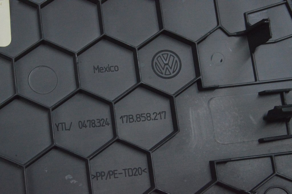 Накладка передней панели боковая левая VW Jetta 19-24 черная — фото 3