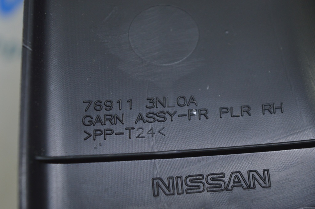Накладка передней стойки правая Nissan Leaf 18- черная под динамик — фото 3