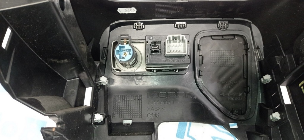 Накладка под торпедо с прикуривателем AUX и USB Jeep Renegade 15- — фото 4