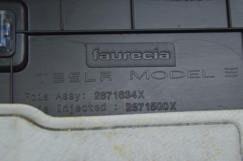 Накладка подушки безопасности колени пассажира Tesla Model 3 18- черн, с динамиком и подсветк — фото 2