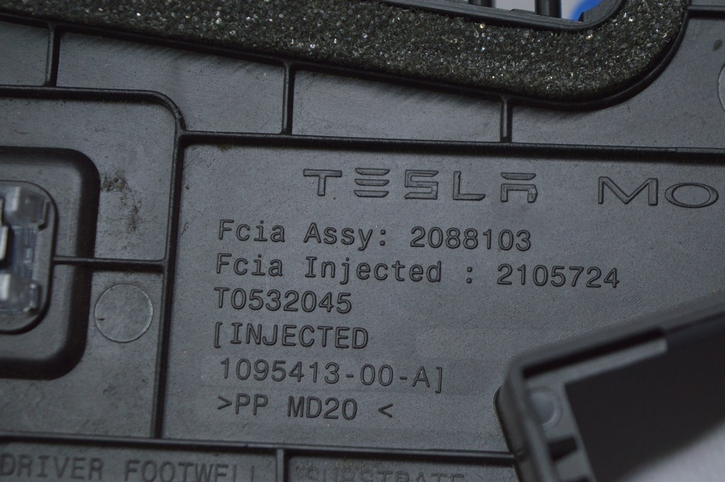 Накладка подушки безопасности колени водителя Tesla Model 3 18- черн, с подсветкой — фото 2