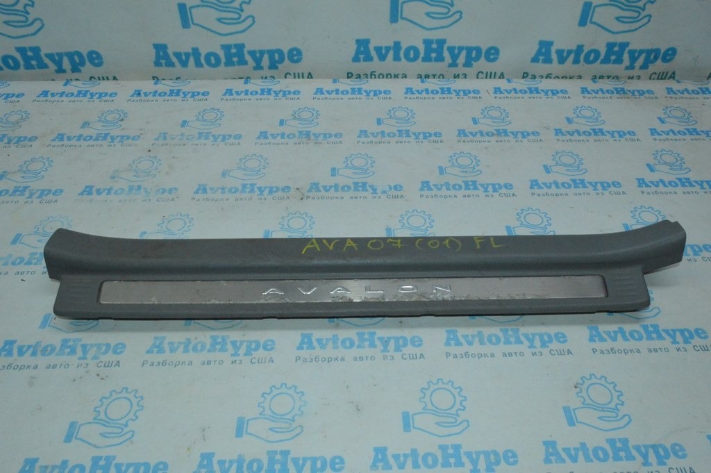 Накладка порога перед лев Toyota Avalon серая 05-12 с надписью (01) вздулась