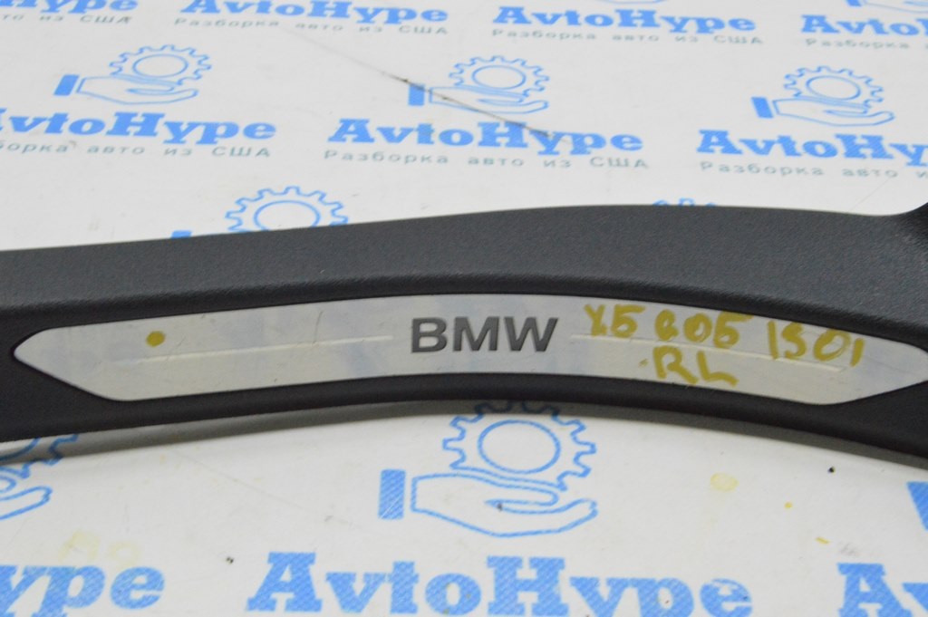 Накладка порога зад лев BMW X5 G05 19-24 черная с хром вставкой BMW, с подсветкой (01) царапин — фото 3