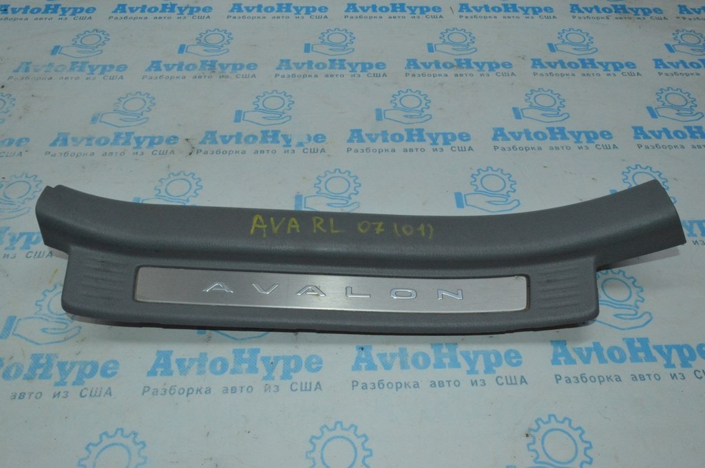 Накладка порога зад лев Toyota Avalon серая 05-12 с надписью
