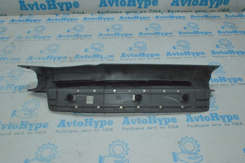 Накладка порога зад лев Toyota Avalon серая 05-12 с надписью — фото 2