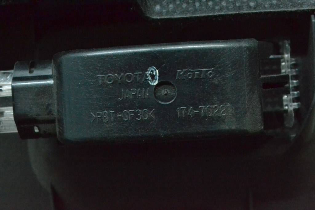 Плафон освещения багажника Toyota C-HR 18-23 — фото 2