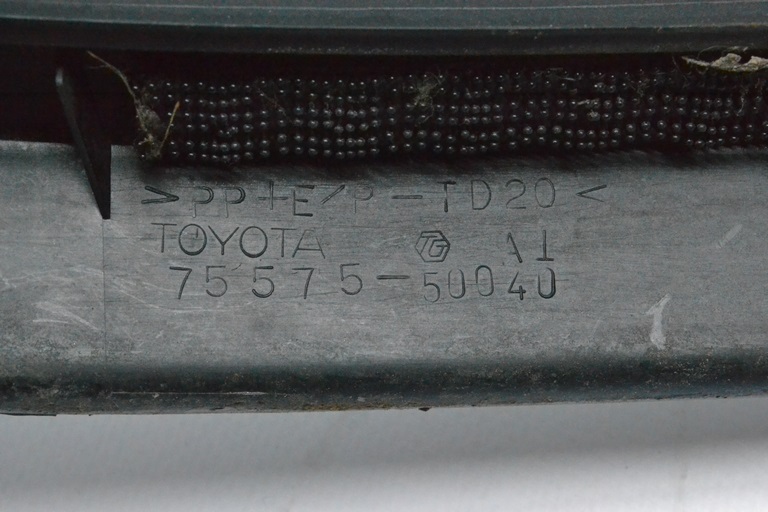 Накладка прорізу багажника верхня Lexus LS460 LS600h 07-12 на кузові (02) — фото 3