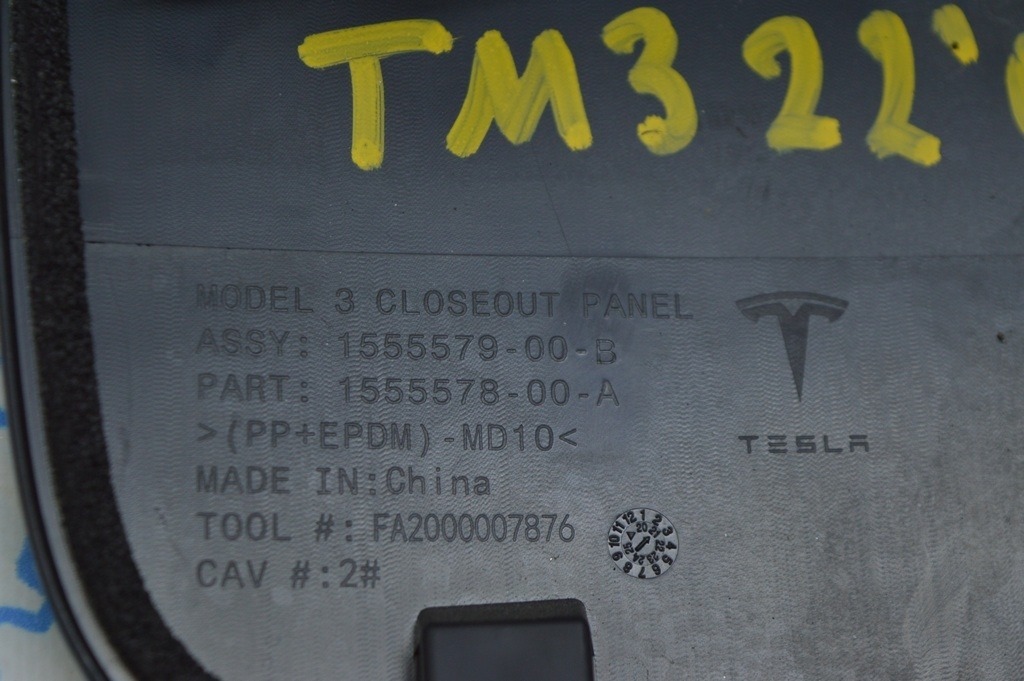 Накладка проема переднего багажника Tesla Model 3 18- чёрн без кнопки — фото 3