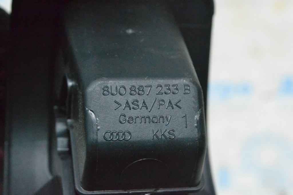 Накладка Isofix заднего ряда Porsche Macan 15-18 черная с заглушкой 8U0887187 1E0 — фото 2