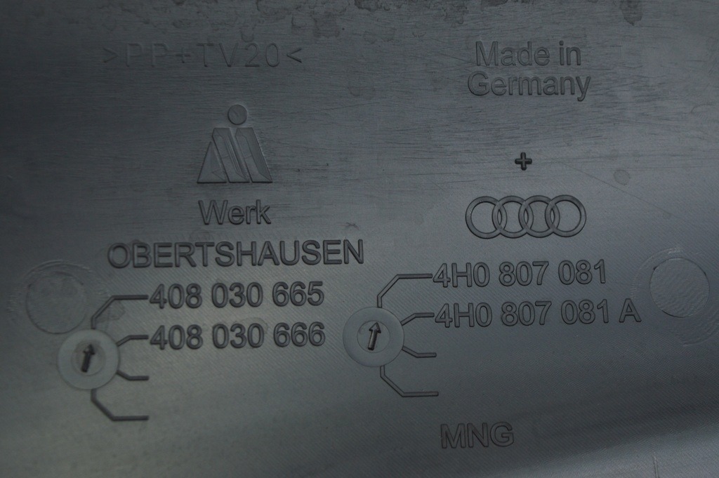 Накладка телевизора (радиаторов) Audi A8 D4 10-17 — фото 3
