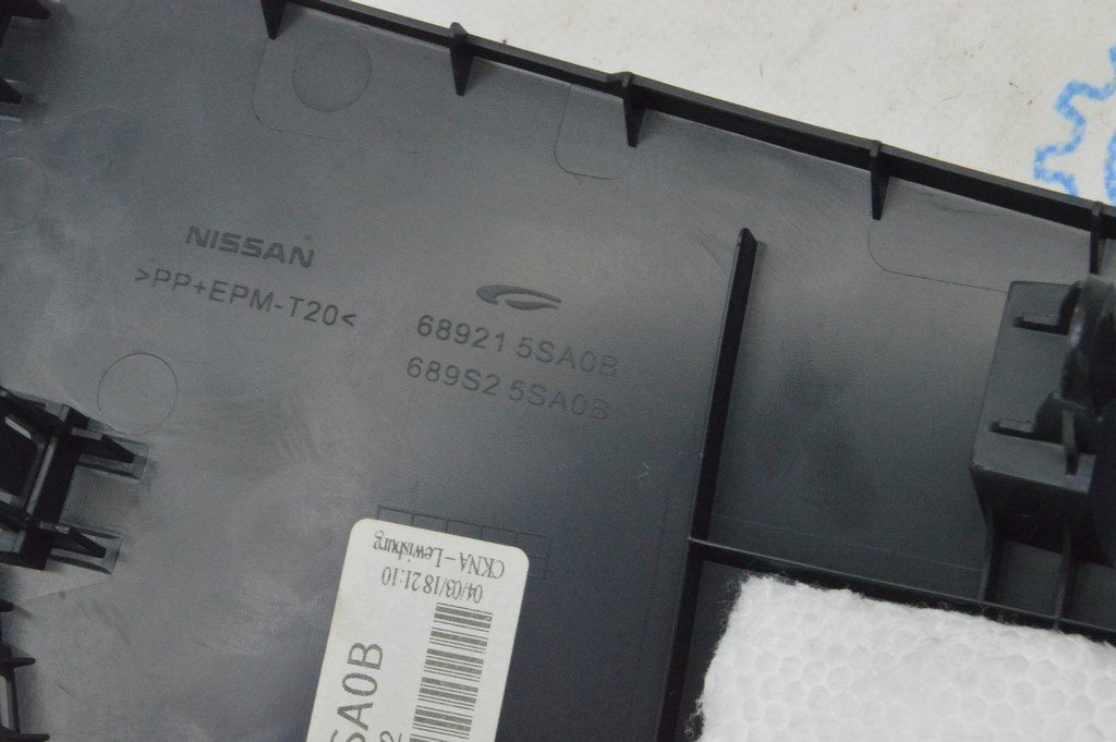 Накладка центральной консоли боковая левая Nissan Leaf 18-25 черная — фото 3
