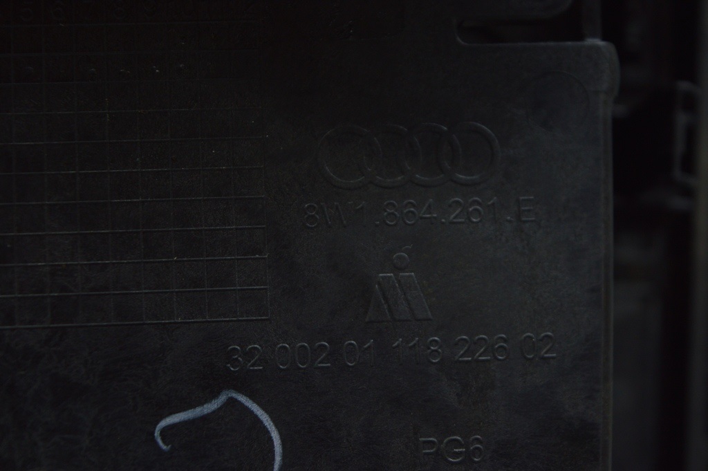 Накладка центральной консоли с подстаканниками Audi A4 B9 17-19 черная — фото 3