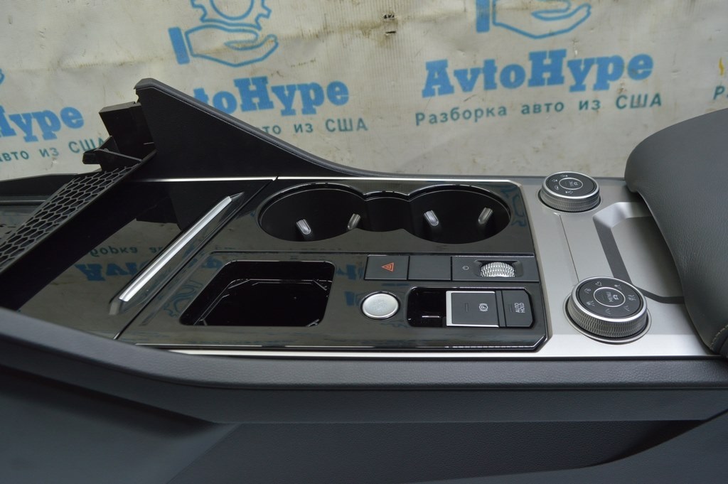 Накладка центральной консоли VW Touareg 18- серебро