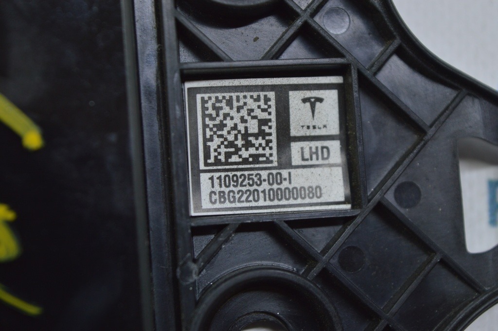 Накладка центральной стойки наружняя левая Tesla Model 3 18- с камерой и блоком (01) царапинки — фото 2