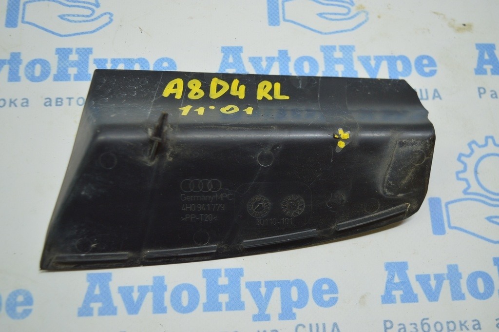 Накладка заднего фонаря левая на кузове Audi A8 D4 10-14 (01) деф.1 усика