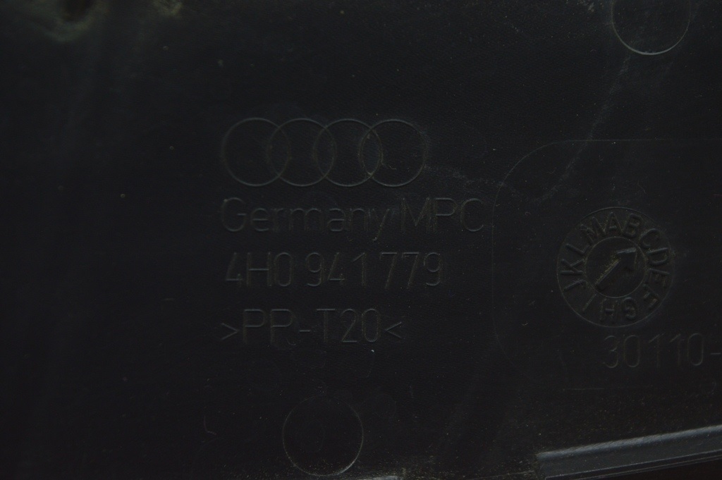 Накладка заднего фонаря левая на кузове Audi A8 D4 10-14 (01) деф.1 усика — фото 3