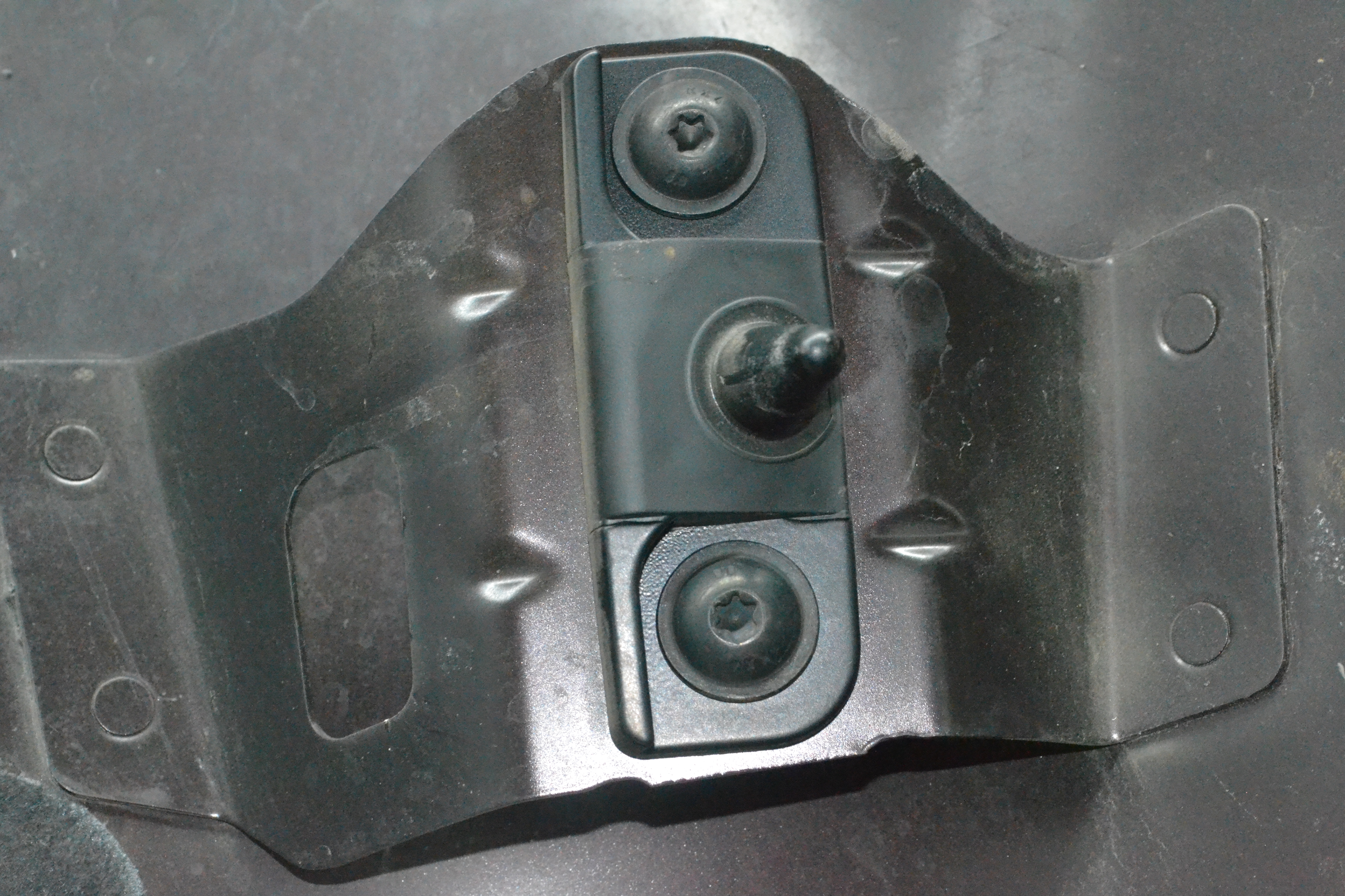 Направляющая капота правая Porsche Macan 15-23 на капоте (02)