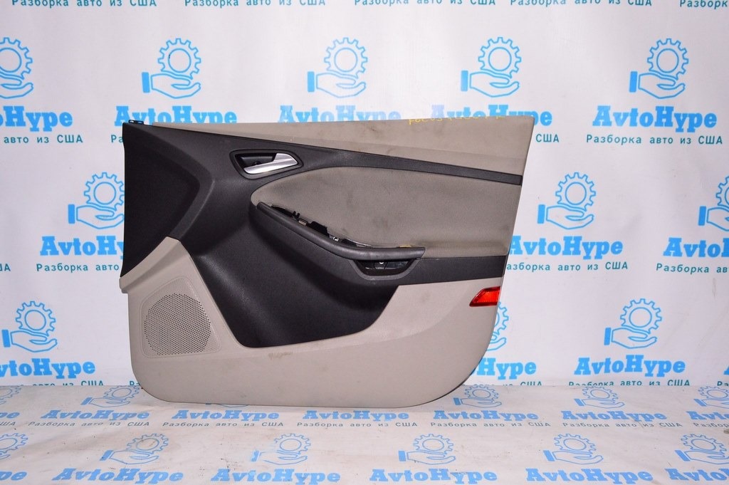 Обшивка двери (карточка) перед прав Ford Focus mk3 11-18 беж с черн вставкой