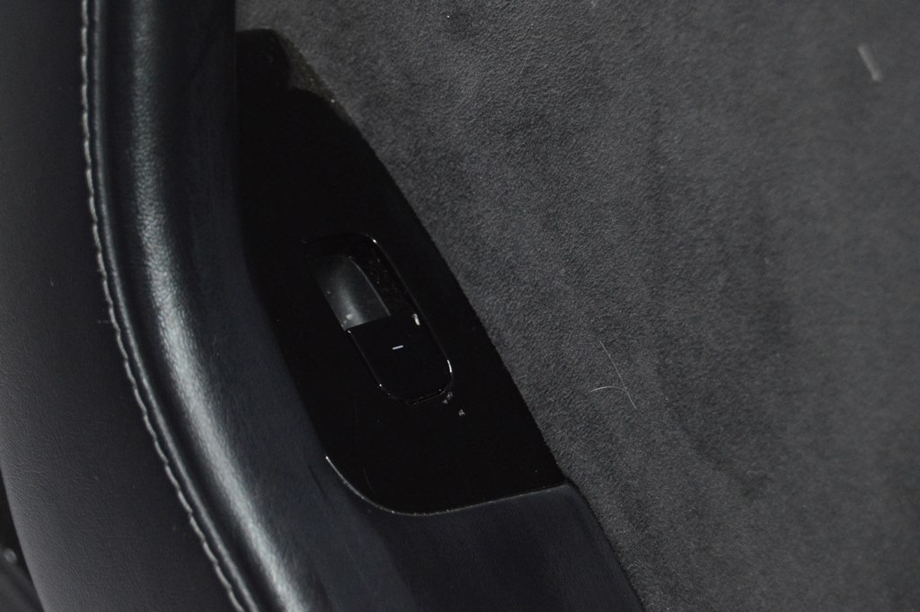 Обшивка двери карточка зад правTesla Model 3 18-20 кожа чёрн, вставка тряпка, с кнопк (03) деф — фото 2