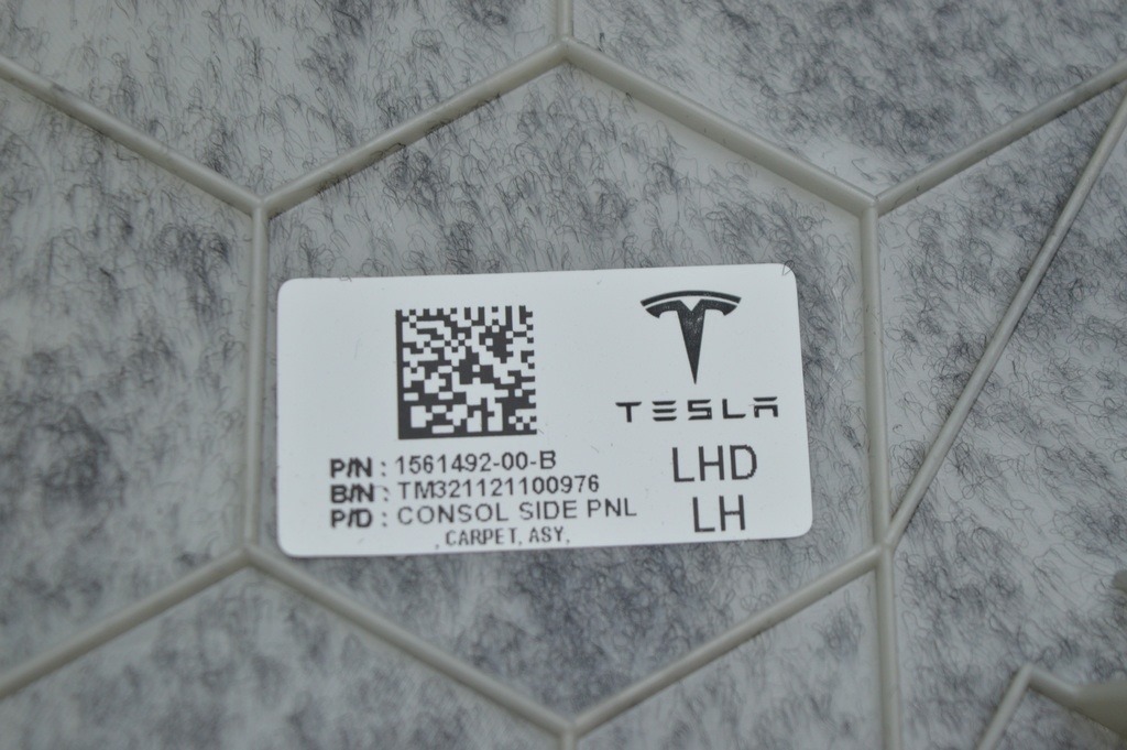 Обшивка центральной консоли левая Tesla Model 3 18- тряпка черн — фото 3