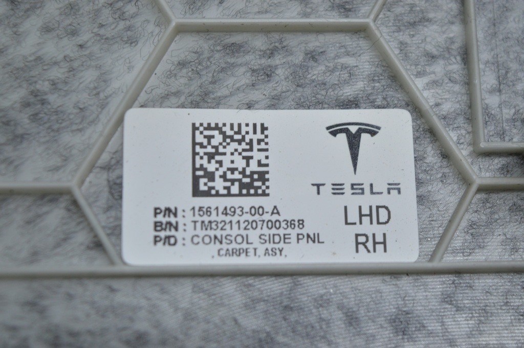 Обшивка центральной консоли правая Tesla Model 3 18- тряпка черн — фото 3
