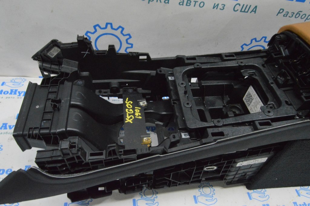 Основание центральной консоли BMW X5 G05 19-22 черн — фото 2