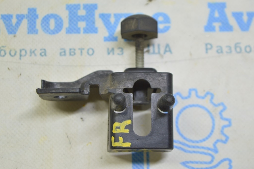 Отбойник капота с кронштейном правый Ford Fusion mk5 13-16 ds73-16c618-ae