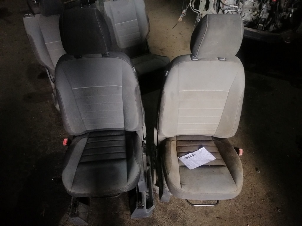 Пассажирское сидение Ford Escape MK3 13- черно-серое тряпка