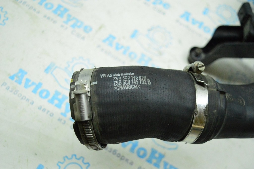 Патрубок интеркулера лев низ VW Jetta 11-18 USA 1.8T (03)