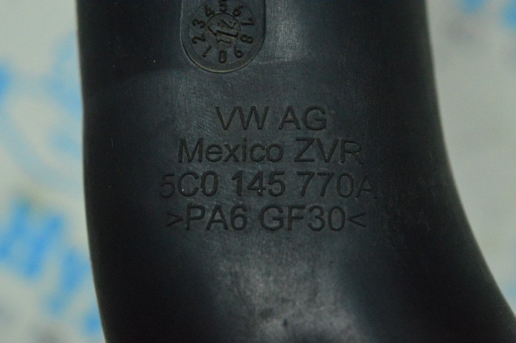 Патрубок интеркулера лев под датчик VW Jetta 11-18 USA 1.8T (03) 5C0-145-770-C — фото 2