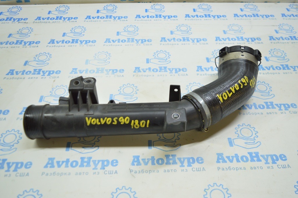 Патрубок интеркулера левый третий Volvo S90 16- XC90 16-22 T5, T6 резина (01)
