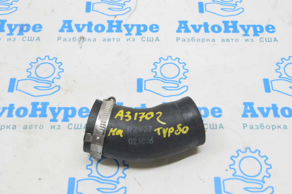 Патрубок на интеркулер левый верх Audi A3 8V 15-20 1.8T, 2.0T резина