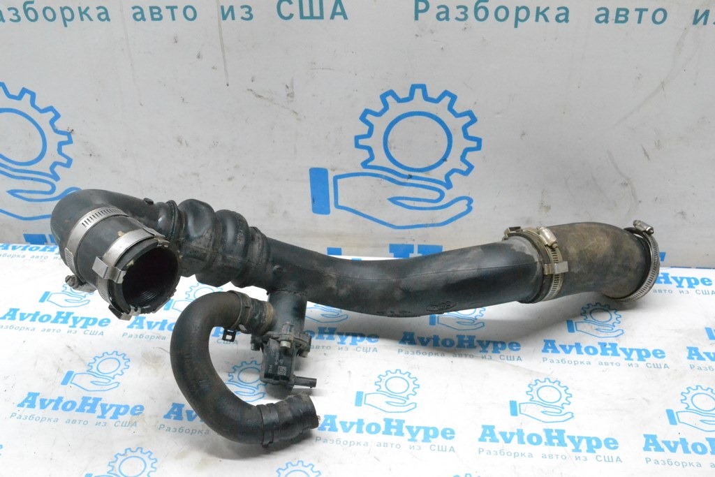 Патрубок на интеркулер прав Ford Mustang mk6 15- 2.3T