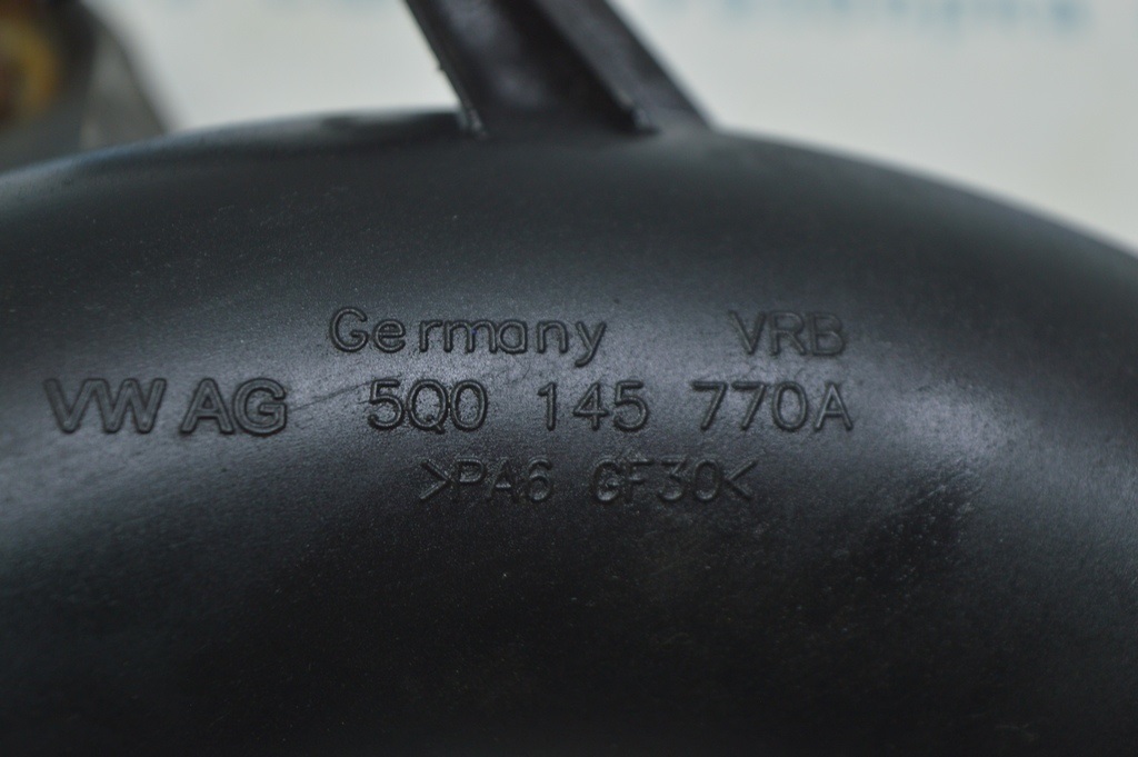 Патрубок на интеркулер правый центр Audi A3 8V 15-20 1.8T, 2.0T пластик под датчик — фото 2