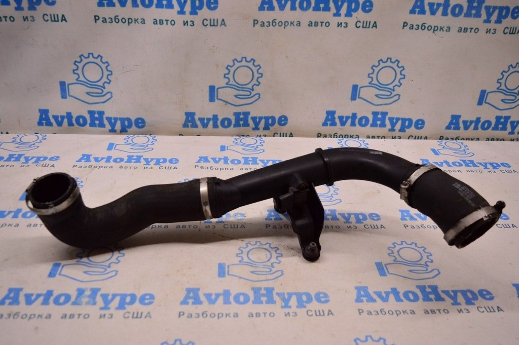 Патрубок воздушный лев перед VW Passat b8 USA (02)