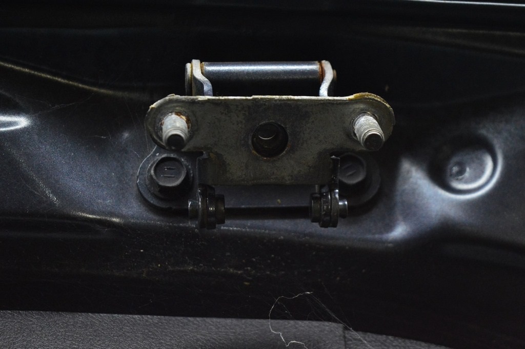 Петля двери багажника правая Toyota Sequoia 2008-2022