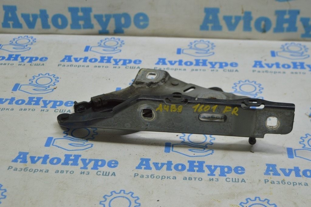 Петля капота правая Audi A4 B9 17- 8W0823302D