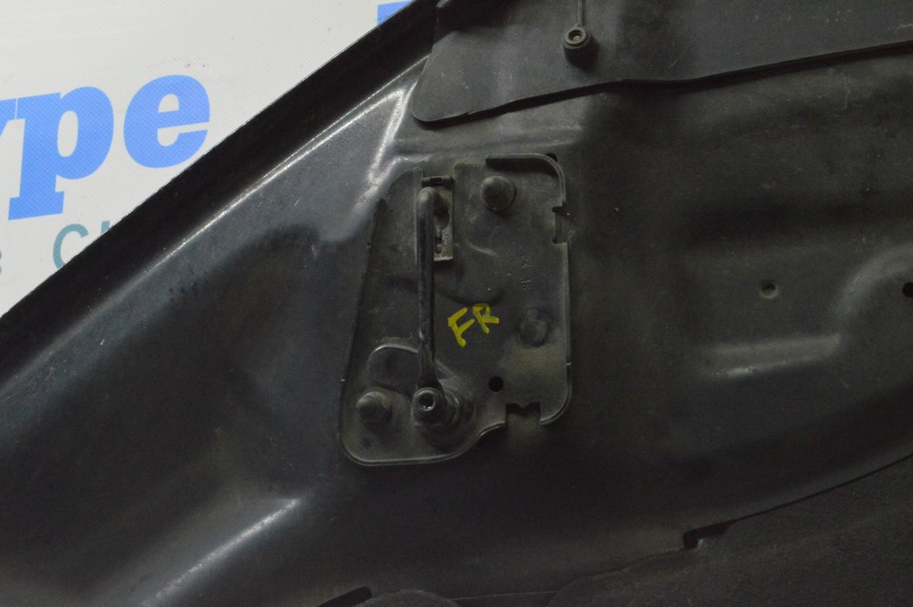 Петля замка капота правая Audi A3 8V 15-20
