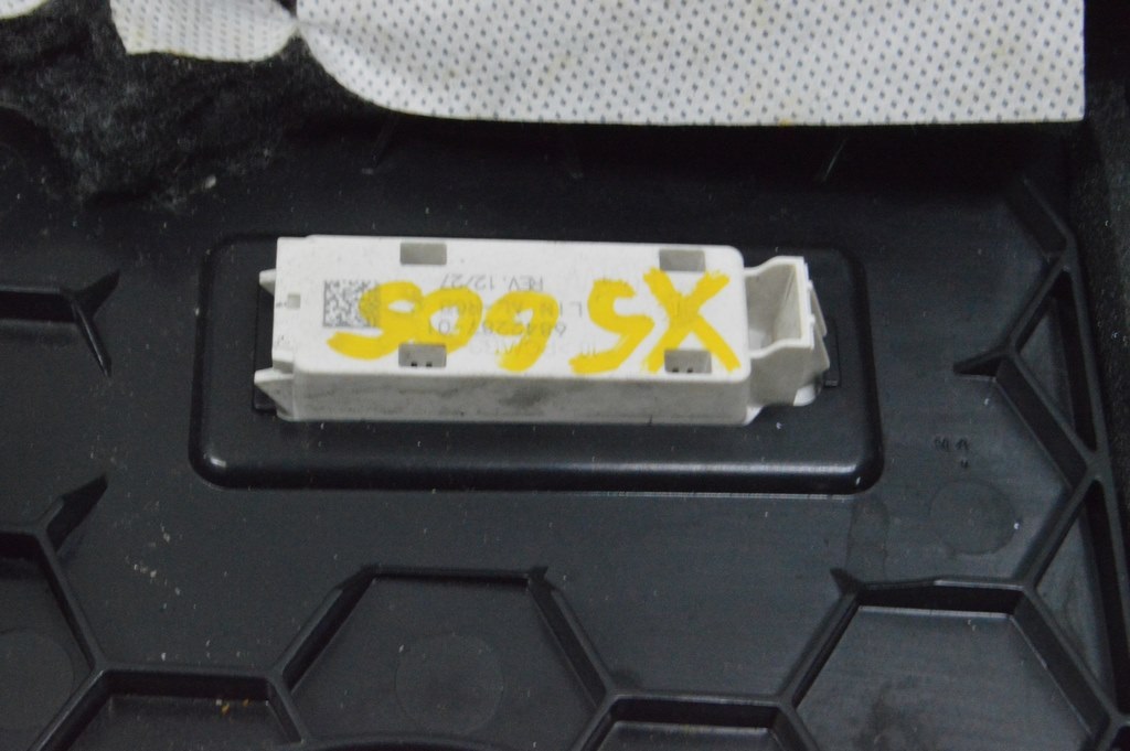 Плафон освещения ноги водителя BMW X5 G05 19-23