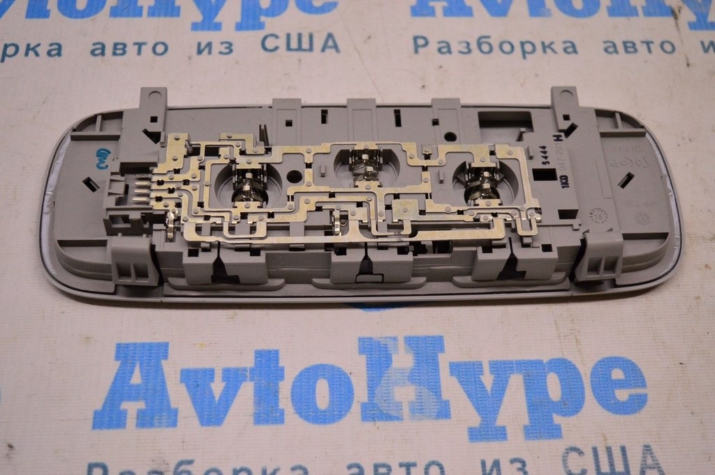 Плафон освещения пассажир VW Passat b8 USA — фото 2